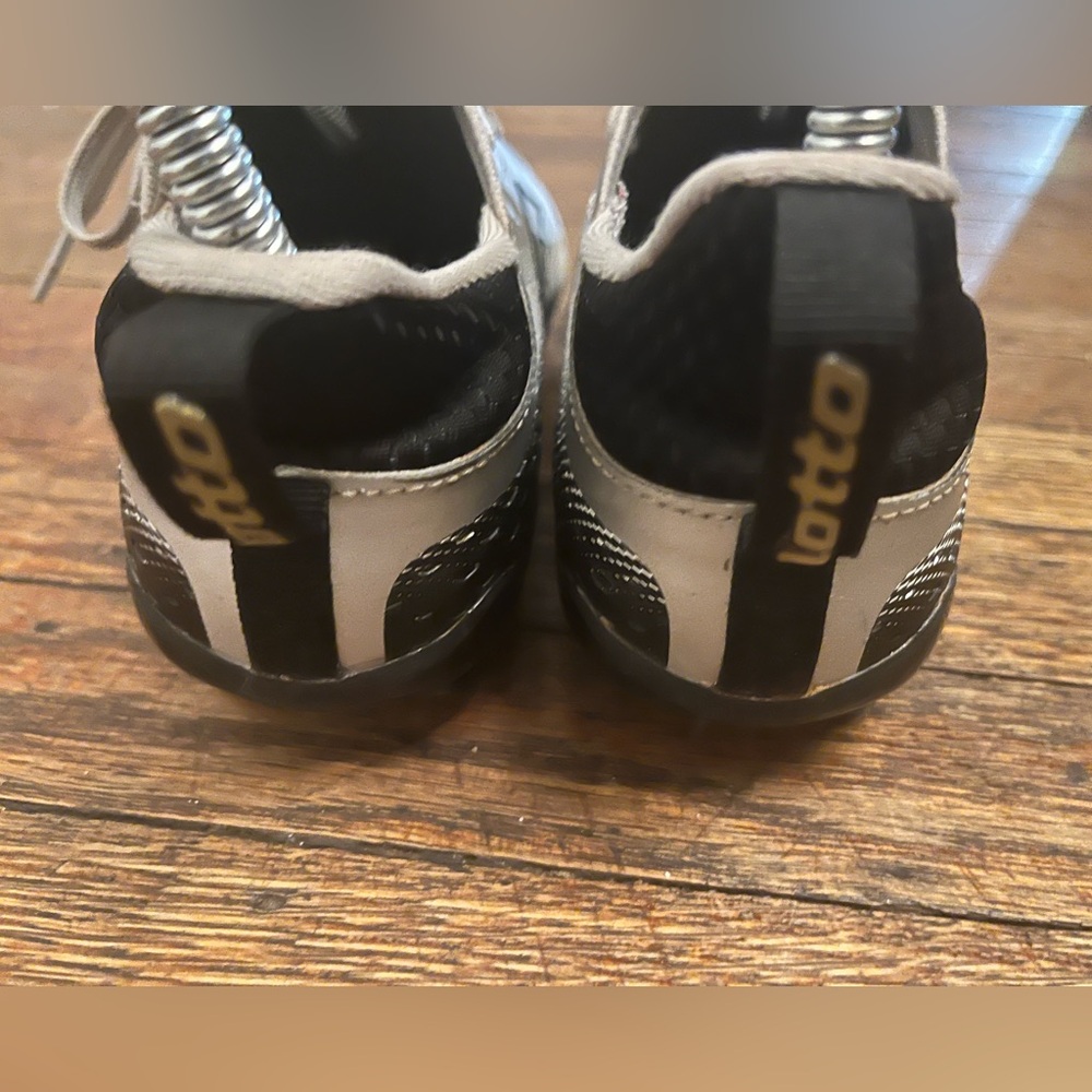 Umbro Silver/Black/Gold Soccer Shoes with Gold Logo size 2.5Y - Picture 5 of 8